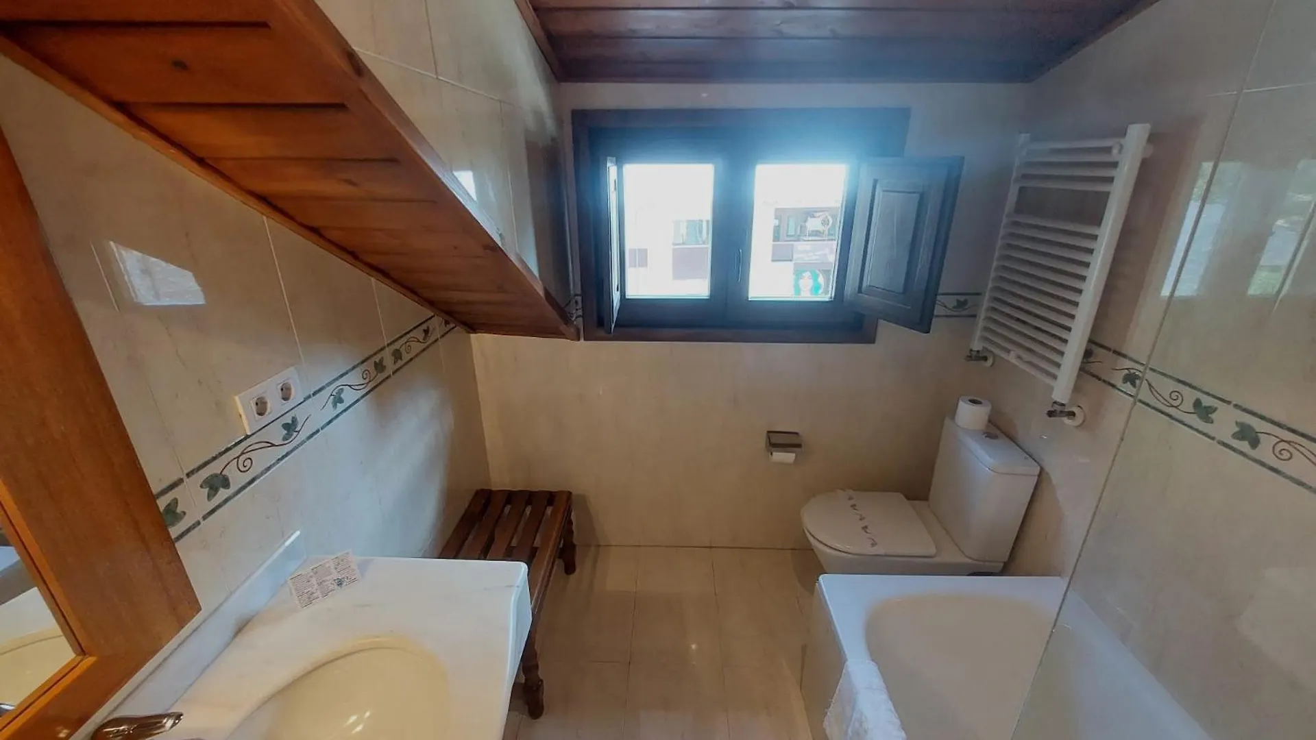 אספוט Hotel Saurat