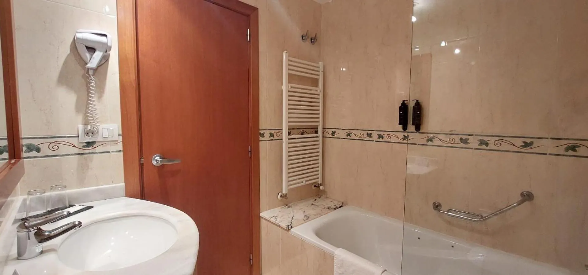 ***  אספוט Hotel Saurat ספרד